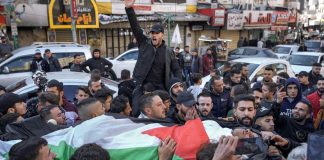 Un Palestinien tombe en martyr et un autre blessé par des balles réelles de l’armée sioniste