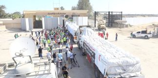 Des camions d’aide humanitaire entrent à Ghaza à travers le poste-frontière de Rafah