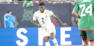 Scène hallucinante – Le sélectionneur du Ghana échappe à la colère d’un supporter furieux !