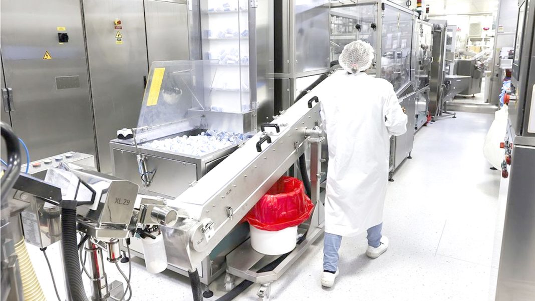 Visite du ministre delegue a l'Industrie a l'entreprise de medicaments Upsa d'Agen