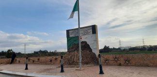 La wilaya accorde un grand intérêt au dossier de la mémoire – Pose de plaques funéraires sur les tombes des Chouhadas au cimetière Moul El Douma
