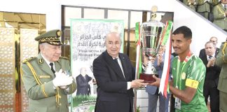 COUPE MILITAIRE D’ALGERIE – Le président de la République remet le trophée au capitaine de l’équipe de la 1ère région militaire