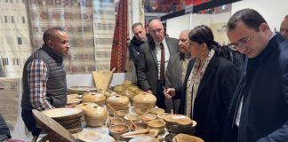 Salon international de l’artisanat en Italie – Meddahi visite les stands des artisans algériens