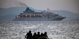 Grèce: 19 migrants abandonnés par leur passeur au large d’une île