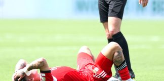 Un joueur de Benfica au bord du malaise à cause de la chaleur étouffante