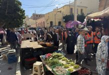 Aïn El Turk – Les trottoirs libérés : tables, chaises et marchandises saisies