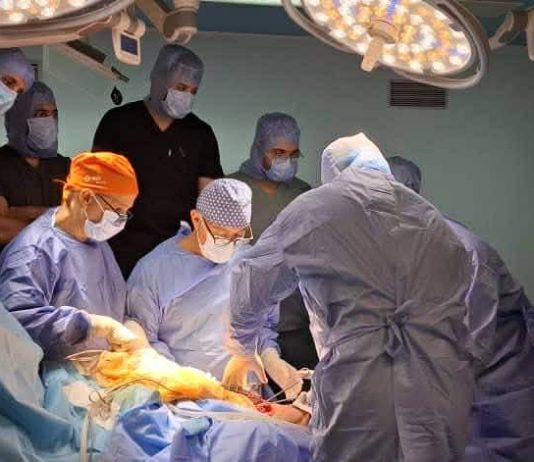 Innovation en chirurgie orthopédique – Fémur et genou remplacés avec succès à l’EHU d’Oran