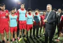 Le wali d’Oran inspectant la pelouse des stades de football: « Renforcer les travaux et soutenir la formation des jeunes «