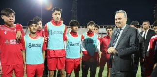 Le wali d’Oran inspectant la pelouse des stades de football: « Renforcer les travaux et soutenir la formation des jeunes «