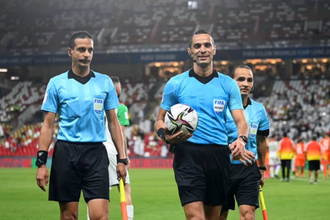 12 - Cinq arbitres algériens en stage au Caire