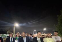 Benmbarek en déplacement nocturne à Oran – Une campagne électorale sous les projecteurs et des tensions en arrière-plan