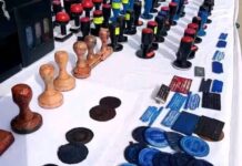 Coup de filet de la police – Fin de parcours pour un faussaire présumé, 21 cachets administratifs contrefaits saisis