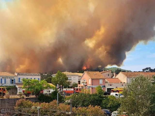11 - Plus de 2.550 hectares incendiés et 500 personnes évacuées dans le sud de la France