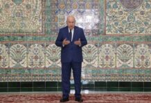 Le président observe une minute de silence – Á la mémoire des victimes