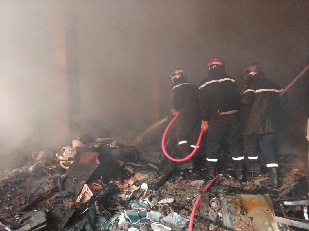 04 - Un incendie ravage un entrepôt de stockage de chaussures