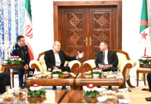 En escale technique à Alger – Le président iranien Massoud Pezeshkian accueilli par Saïd Sayoud