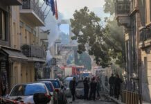 Athènes – Un immeuble s’effondre, cinq personnes portées disparues